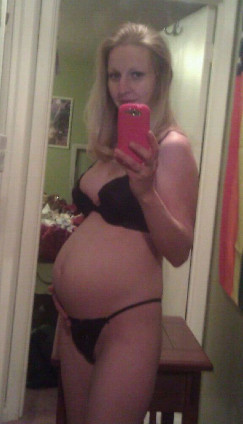 Naked pregnant amateur