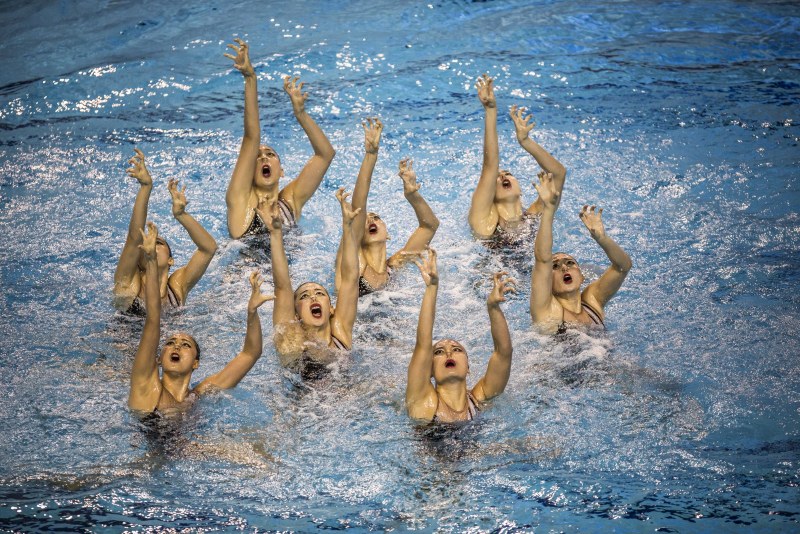 Naked synchronists in water