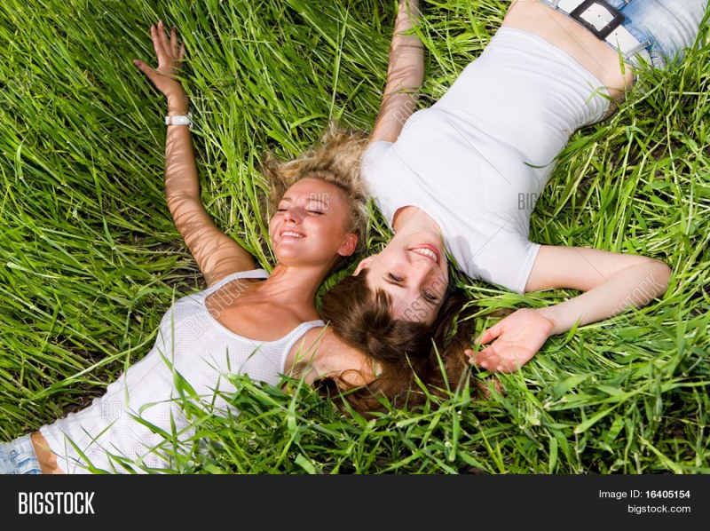 Girl five years old lies on the grass