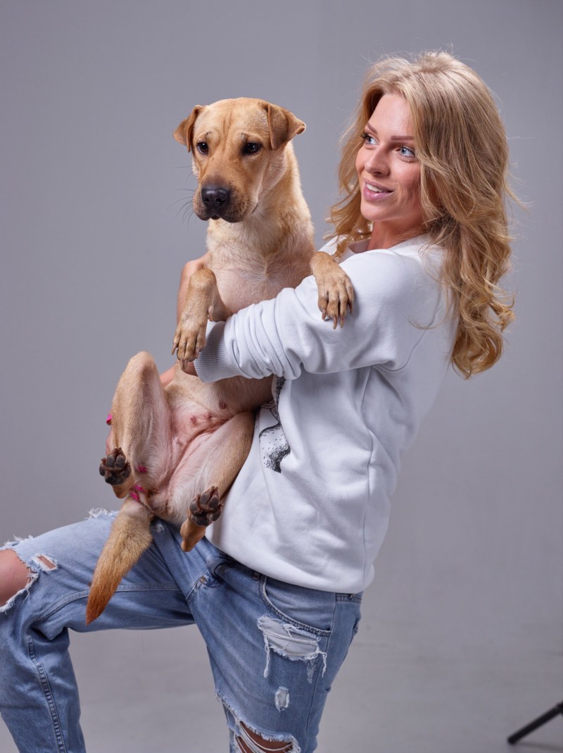 Julia Khlynin barefoot