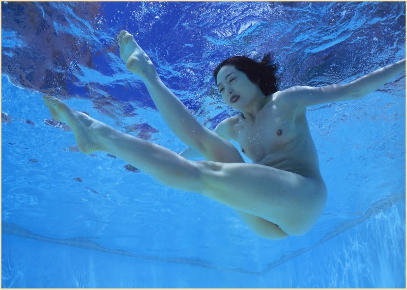 Girls underwater naked