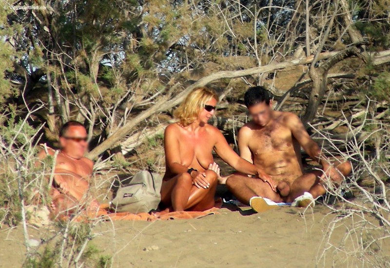 Entertainment of swingers on the beach