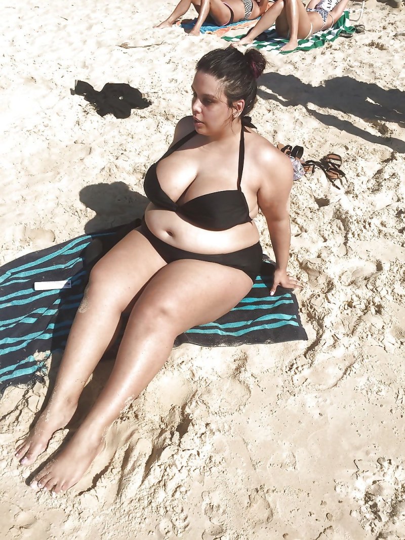 Women for 50 photos on the beach Tolstoy