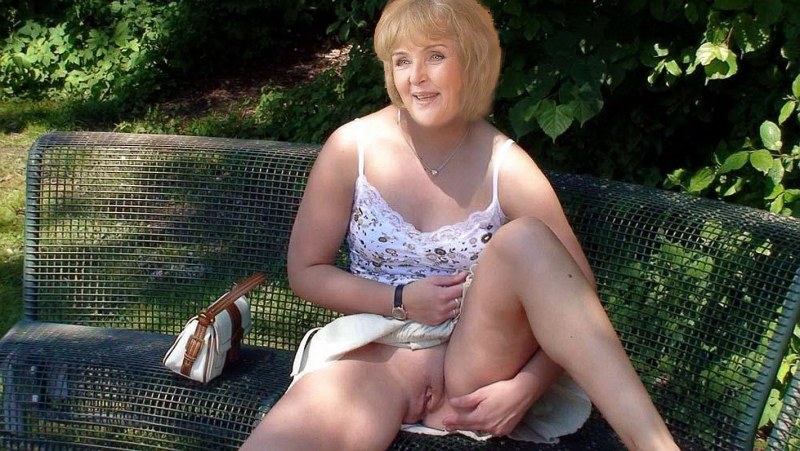 Pictures of Mature Sexy Women Wearing No Panties