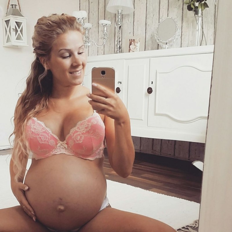 The selfies of the pregnant woman are frank