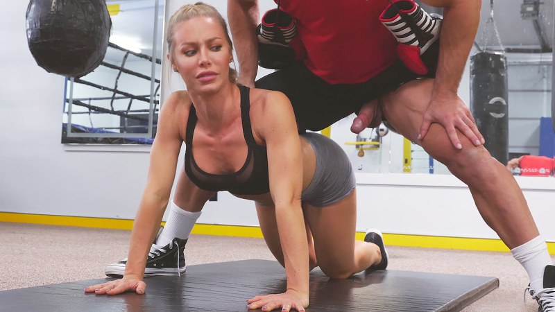 Nicole Eniston in a fitness hall