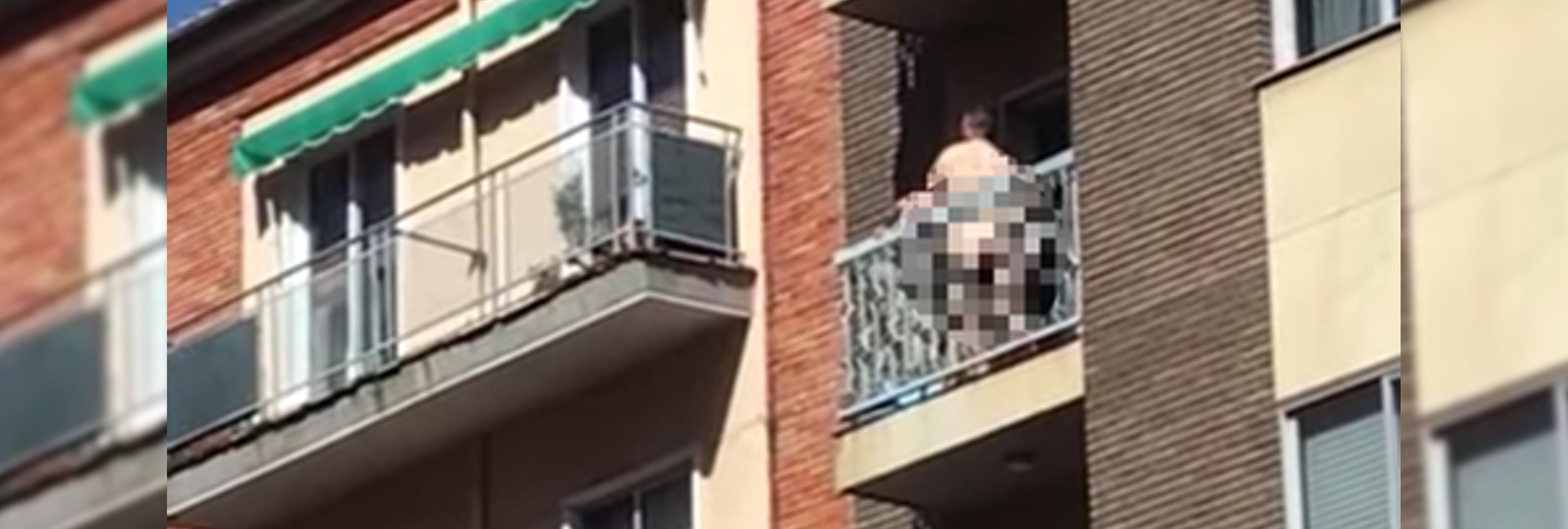 мужик выходит на балкон голым фото 57