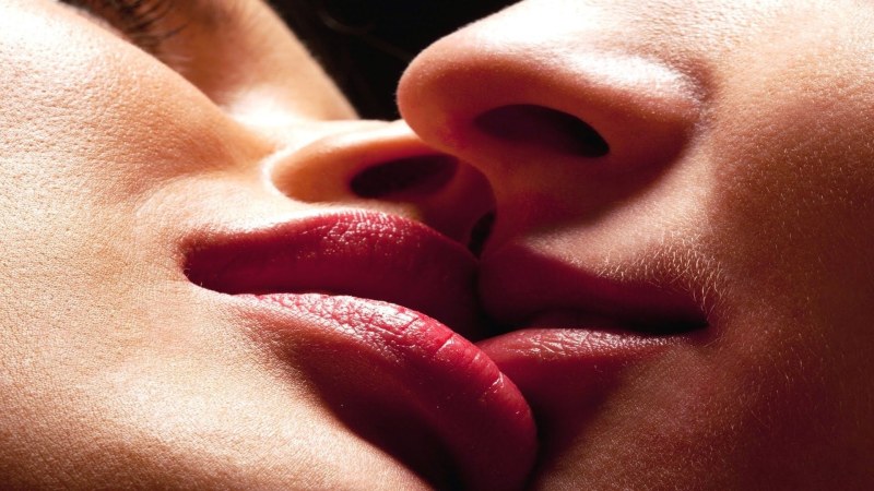 Men's lips kiss