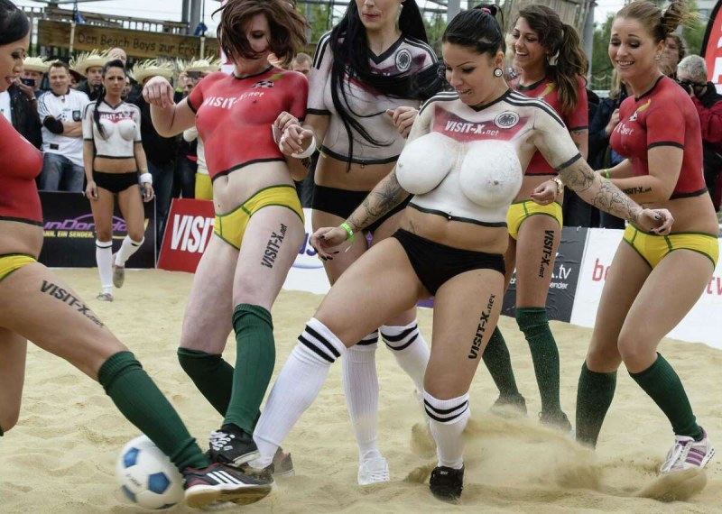Volleyball player with a big booty