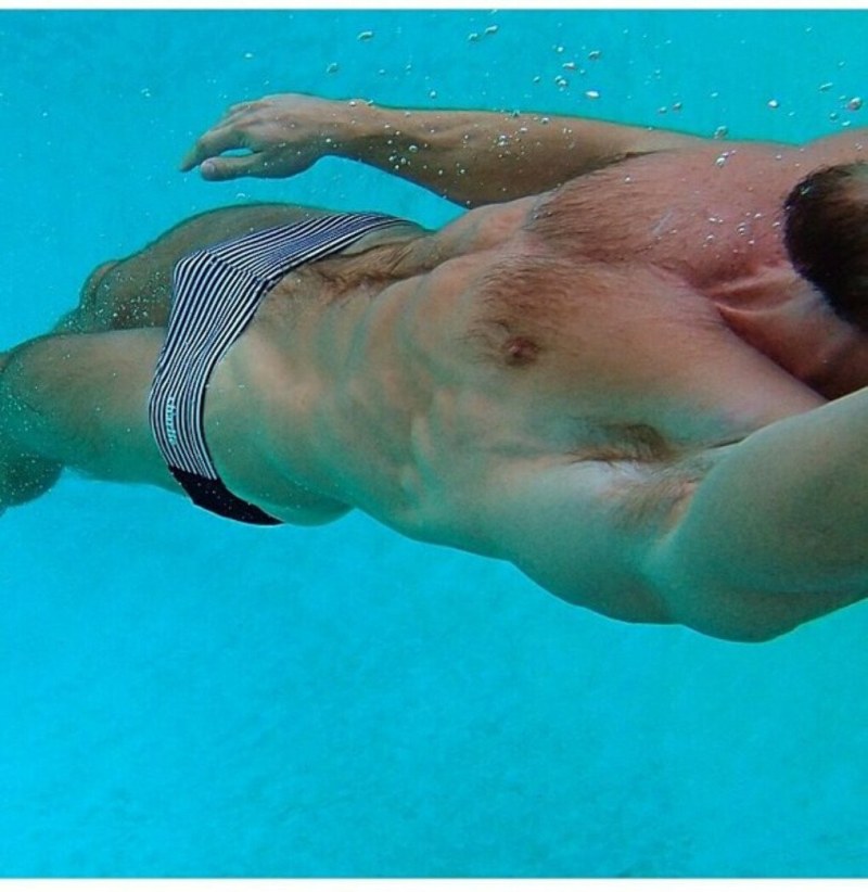 Guys fuck in the pool