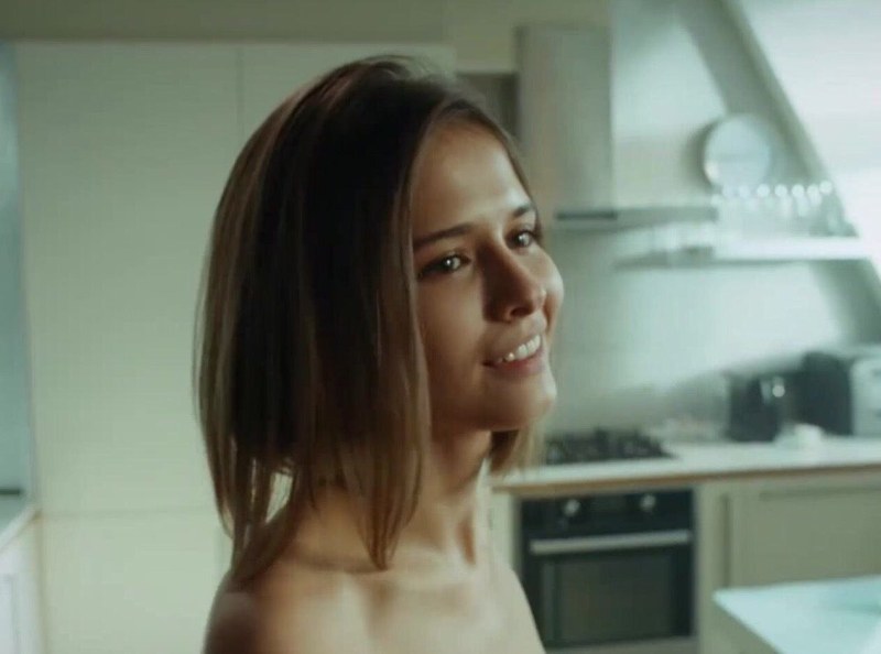 Lyubov Aksenova kiss