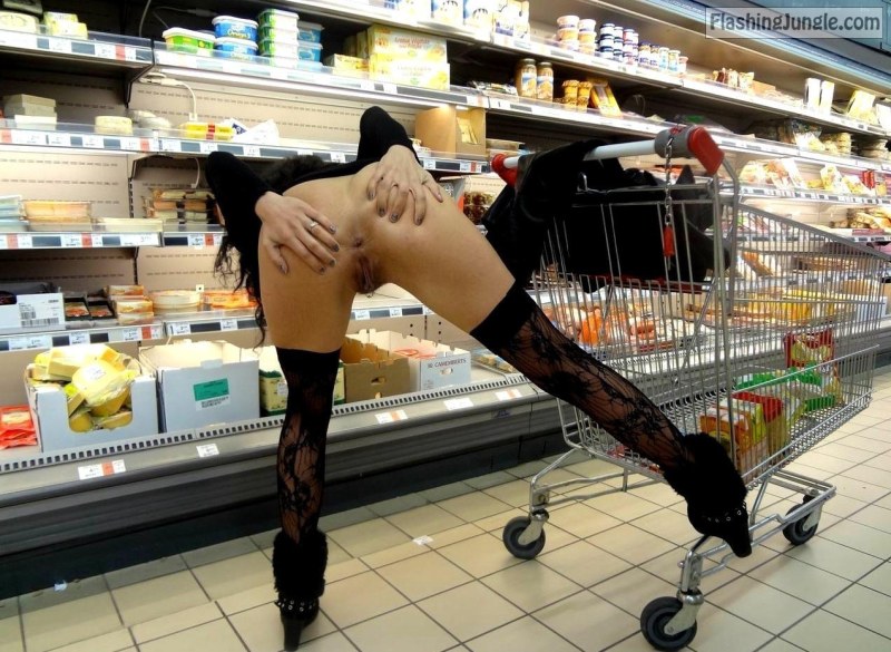 Without panties in a supermarket