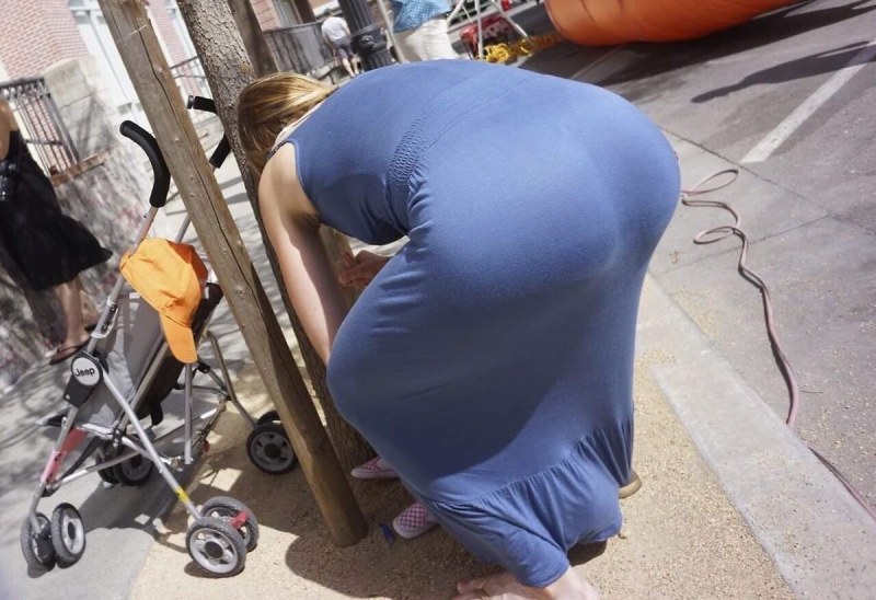 The girl bent down and lowered her panties