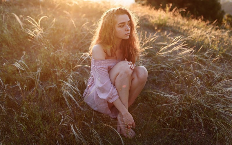 Girl sits on the grass