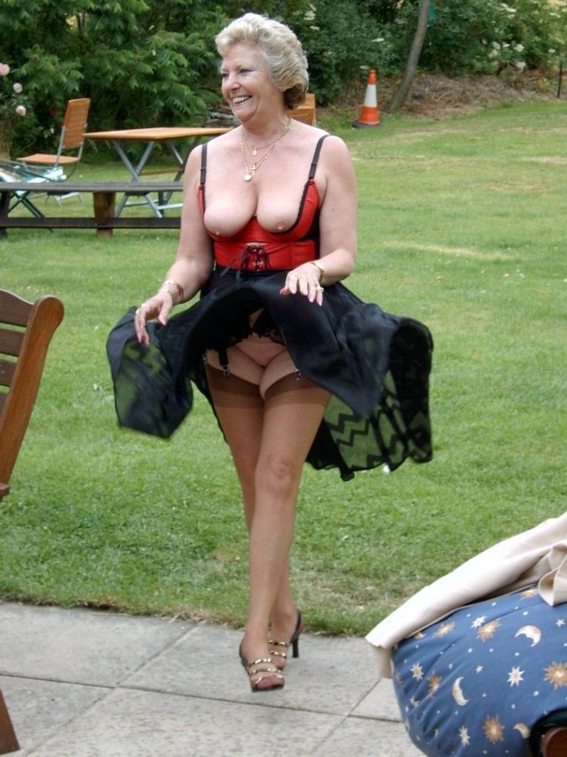 Mature skirt Grennie Matur Sexy