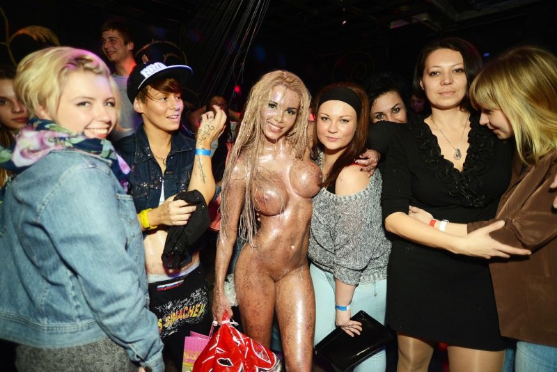 Stars undress on stage