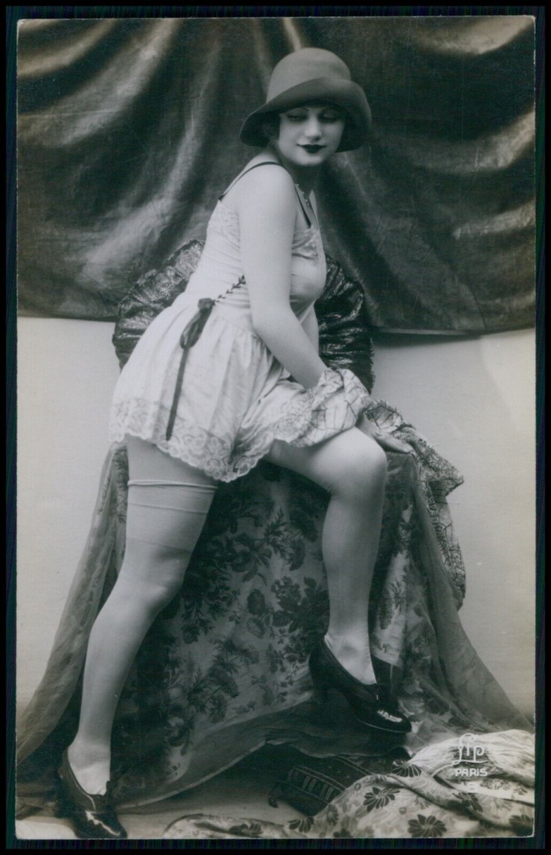 Old naked women retro