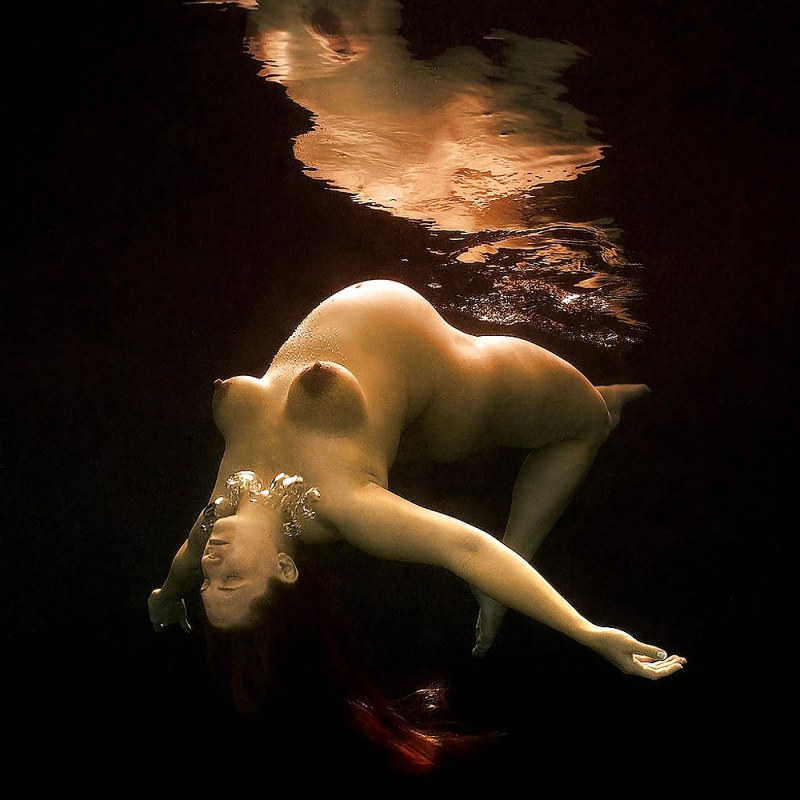 Naked pregnant women under water