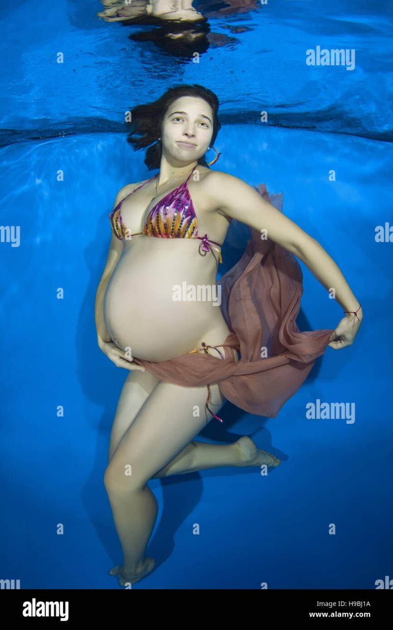Photo shoot under water of pregnant women