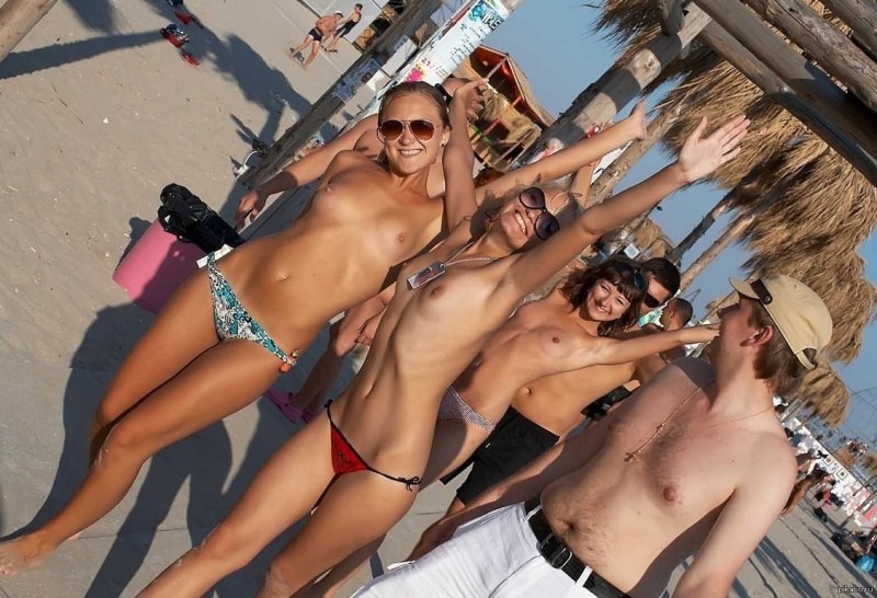 Beach parties Topless