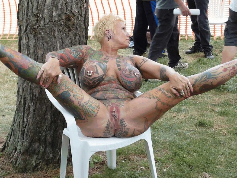 Naked girls in a tattoo salon