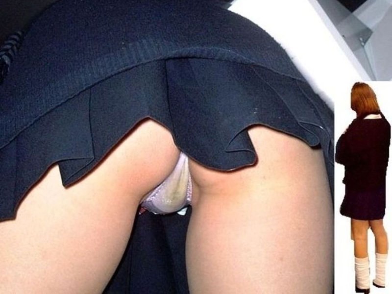 Flows without panties under the skirt