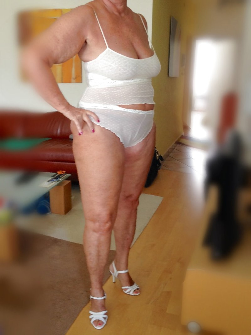 Photoshoot of naked grandmothers