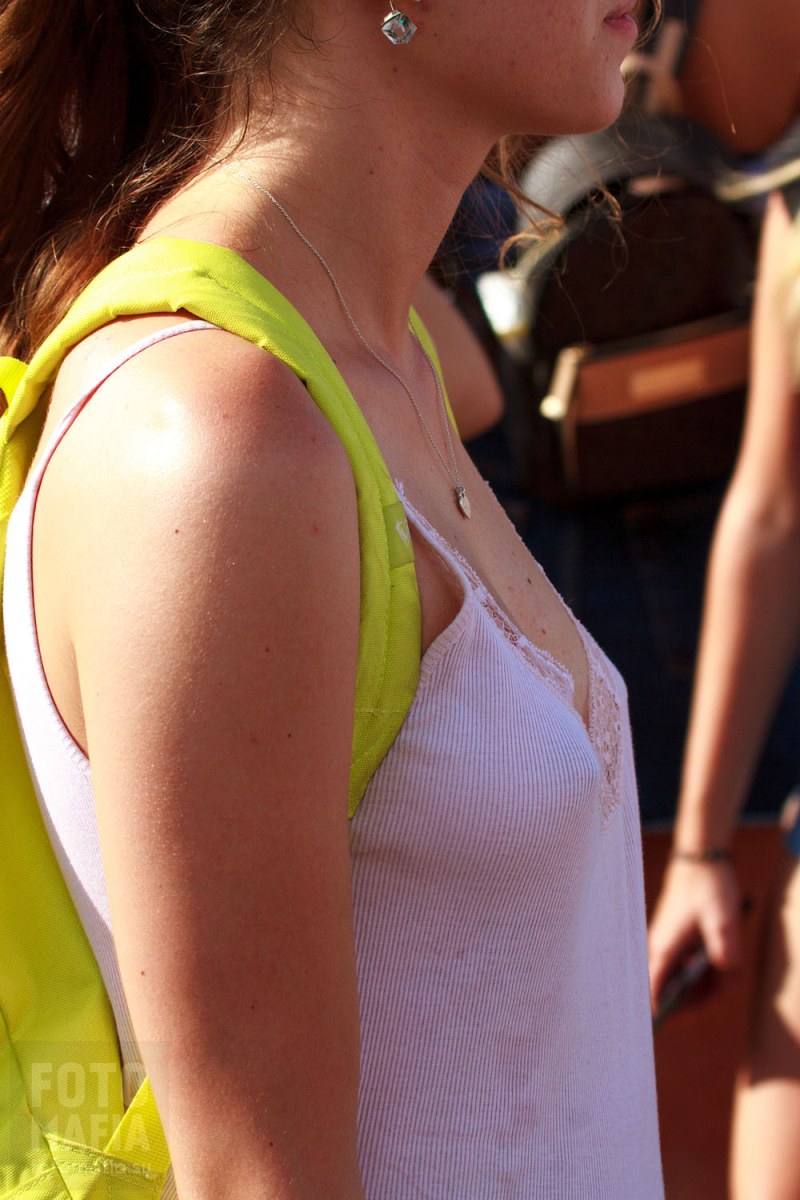 Girls without a bra